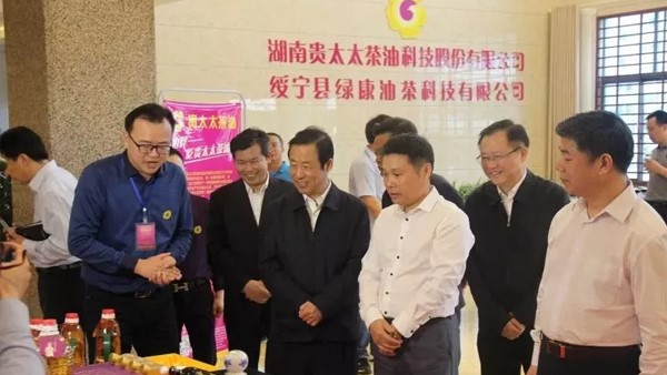 湖南省委副書記、省長許達哲視察貴太太，鼓勵貴太太打造一流茶油品牌，助力產(chǎn)業(yè)扶貧